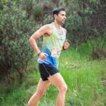 Hombre corriendo en montaña